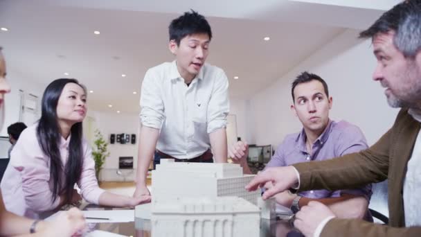 Jeunes architectes dynamiques dans une réunion d'affaires 