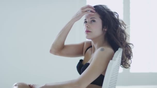 Esmer model iç çamaşırı giyiyor — Stok video