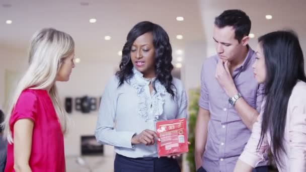 Une jeune équipe marketing dynamique fait un brainstorming lors d'une réunion 