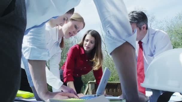 Groupe d'affaires dans une réunion en plein air 