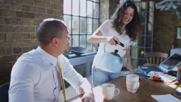 Frau macht ihrem Mann eine Tasse Tee — Stockvideo