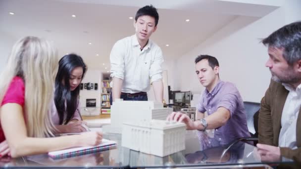 Jeunes architectes dynamiques dans une réunion d'affaires 