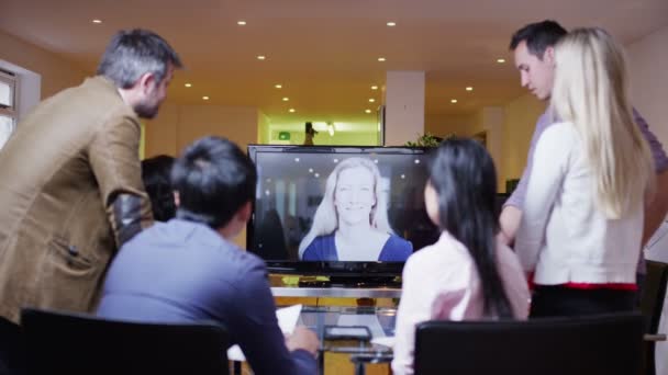 Jeune équipe d'affaires professionnelle lors d'une réunion par appel vidéo 