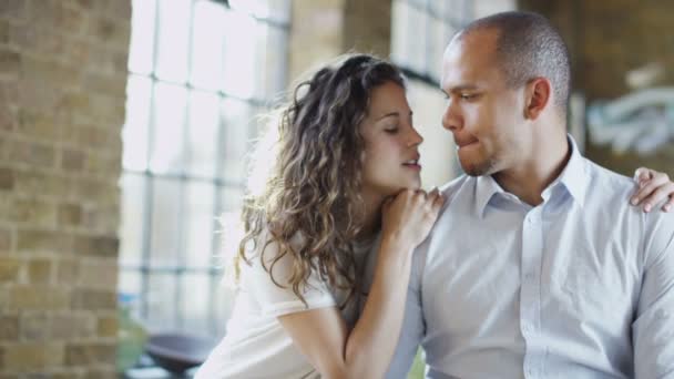 Pareja feliz sentados juntos — Vídeo de stock