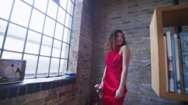 Mulher de vestido vermelho se veste para o parceiro — Vídeo de Stock