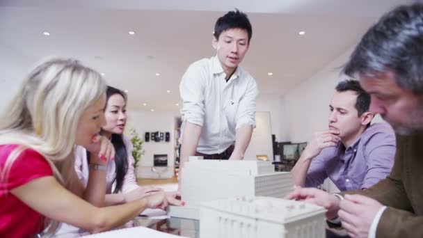 Dynamisk unga arkitekter i ett affärsmöte — Stockvideo