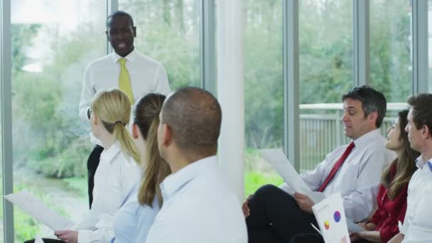 Grupo de profesionales en la presentación de negocios — Vídeos de Stock