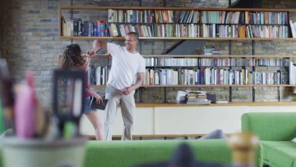 L'homme prend partenaire par surprise avec la danse — Video