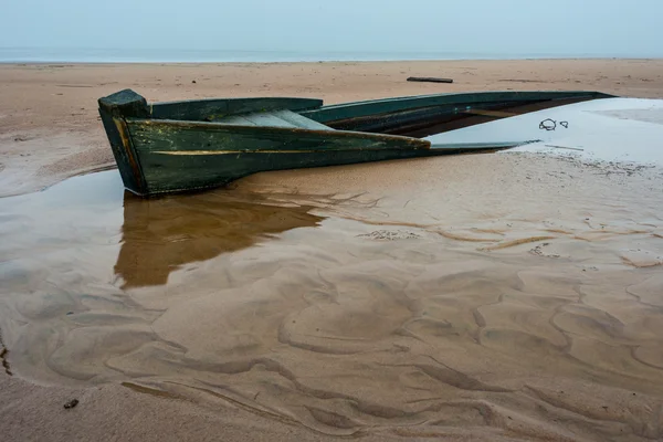 ladoga Gölü kıyısında sabah tekne.