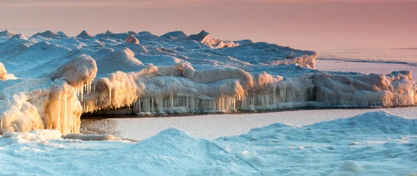 sabah ladoga Gölü kıyısında.