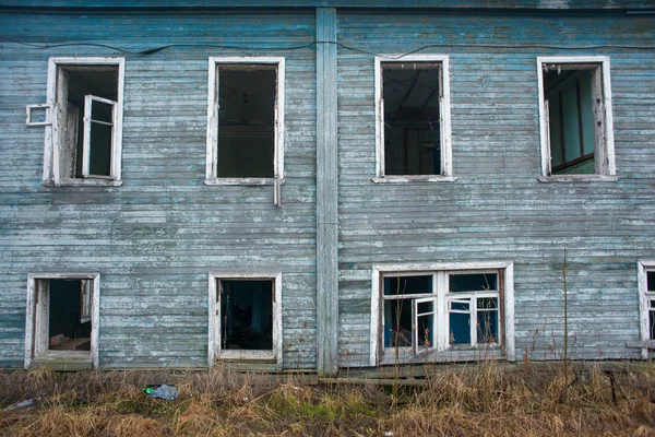 Eski Rus taşra evi terk etti..