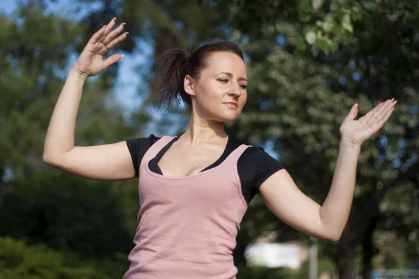 Ung kvinna som gör yogaövningar — Stockfoto