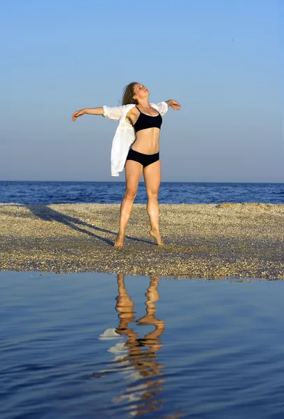 Junge freie Frau am Strand — Stockfoto