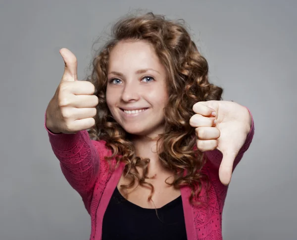 Junge hübsche Frau zeigt Hand ok Zeichen — Stockfoto