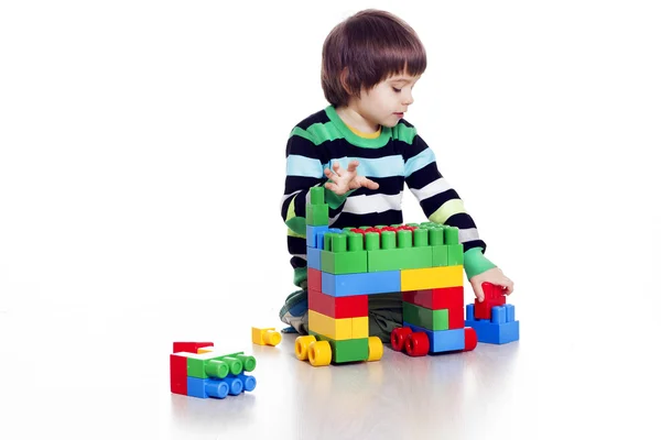 Kleiner Junge spielt Lego — Stockfoto