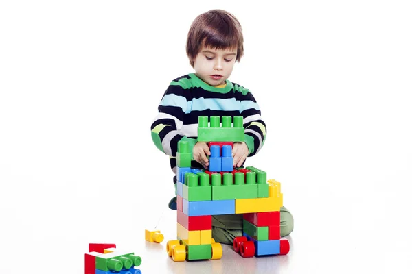 Kleiner Junge spielt Lego — Stockfoto