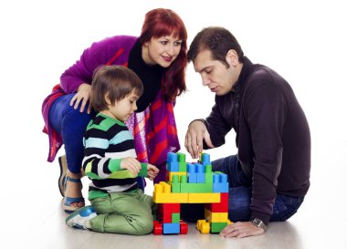 Üç lego oynarken aile