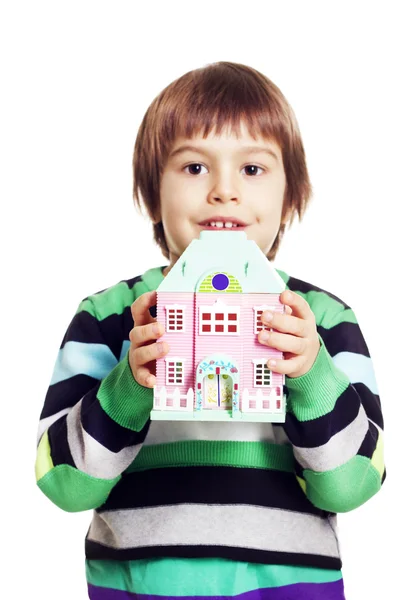 Malý chlapec hospodářství dům — Stock fotografie
