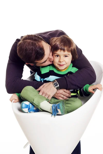 Vater küsst seinen Sohn — Stockfoto