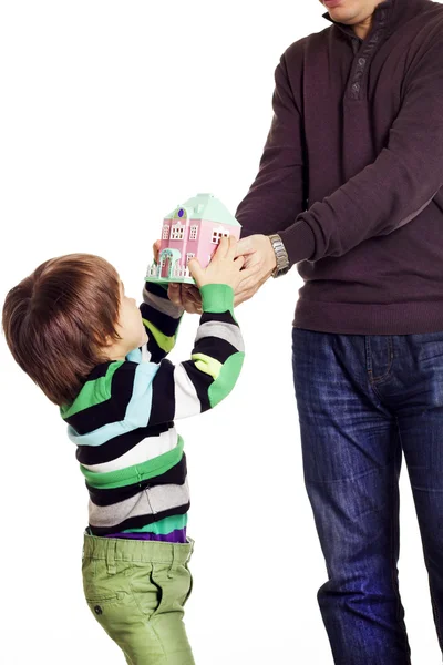 Far gir sønnen sin en leke. – stockfoto