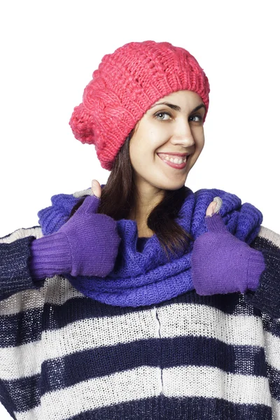 Mladí smajlík žena v zimě látkou ukazující ruka ok znamení — Stock fotografie
