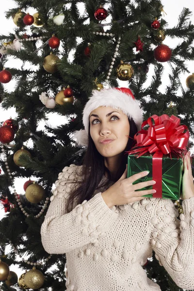 Mujer bonita cerca del árbol de Navidad con presente —  Fotos de Stock