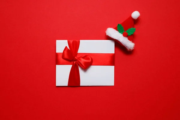 Vrolijk Kerstfeest Rode Achtergrond Met Begroeting Witte Kaart Nieuwjaarsconcept Plat — Stockfoto