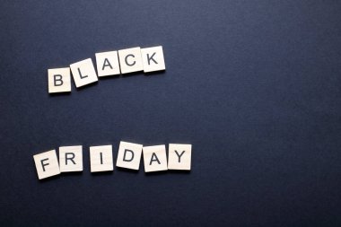 Kara Cuma 'nın süper satış arkaplanının en üst görüntüsü, siyah kağıt üzerinde ahşap harflerle. Metin için yeri olan Kara Cuma kavramı.