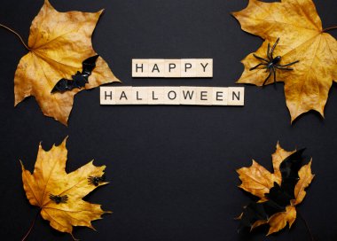 Cadılar Bayramı 'nın en üst manzarası ahşap harfler ve turuncu sonbahar yapraklarıyla kaplıydı.