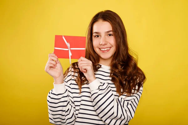 Menina Adolescente Caucasiana Feliz Singlet Chapéu Vermelho Papai Noel Segurando — Fotografia de Stock