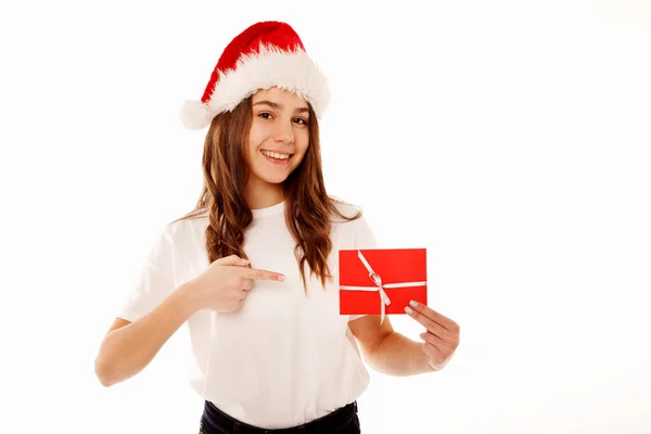 身穿白色T恤 头戴红帽 手持礼券或白底贺卡的快乐的高加索少女 工作室肖像 圣诞及新年假期概念 — 图库照片