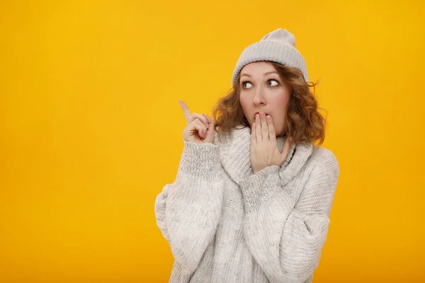 Joven Mujer Feliz Con Pelo Rizado Sombrero Invierno Suéter Pie —  Fotos de Stock