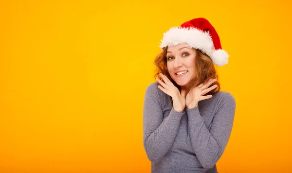 Young Happy Woman Curly Hair Christmas Hat Standing Yellow Background — Stock Photo, Image