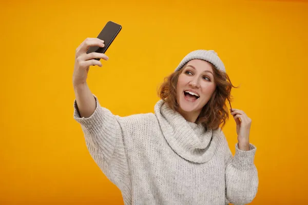 Giovane Donna Felice Con Capelli Ricci Inverno Cappello Piedi Sfondo — Foto Stock