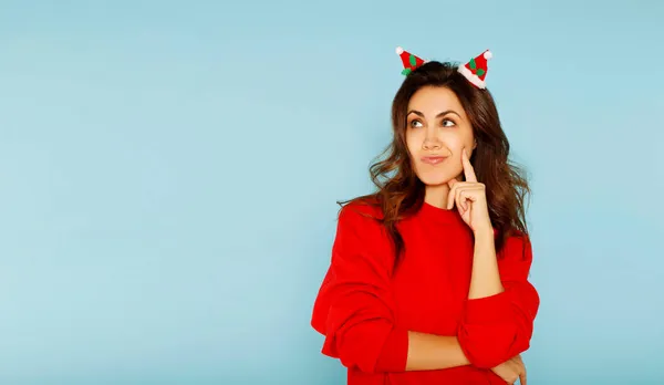 Giovane Donna Con Capelli Ricci Piedi Sopra Sfondo Blu Sorridente — Foto Stock