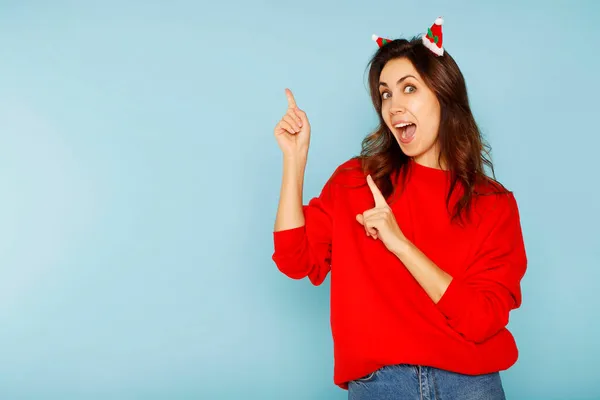 Young Happy Woman Curly Hair Santa Claus Hats Standing Blue — Stock Photo, Image