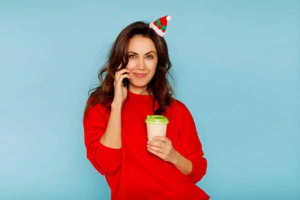 Ung Vacker Santa Claus Kvinna Talar Smartphone Och Dricka Eller — Stockfoto