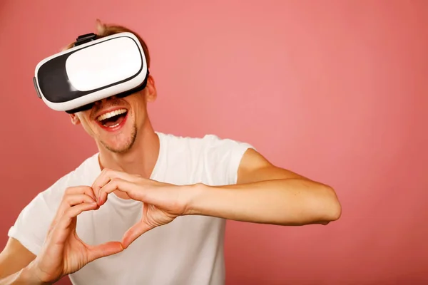 Молодой Человек Очках Виртуальной Реальности Делает Знак Сердца Руками Розовом — стоковое фото