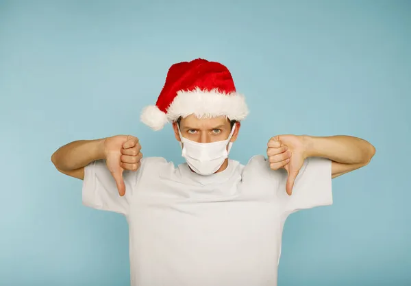 Молодой Сердитый Человек Медицинской Маске Красном Санта Клауса Белой Рубашке — стоковое фото