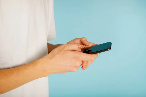 Mavi Arkaplan Üzerinde Cep Telefonu Kullanan Bir Adama Yaklaş — Stok fotoğraf