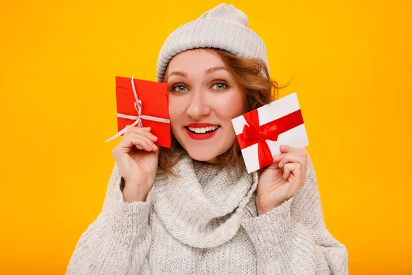 Glückliche Junge Frau Weißer Winterkleidung Hält Zwei Geschenkgutscheine Isoliert Auf — Stockfoto