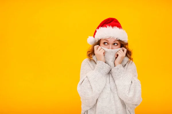 Glad Ung Kvinna Vit Vinter Tröja Bär Santa Claus Hatt — Stockfoto