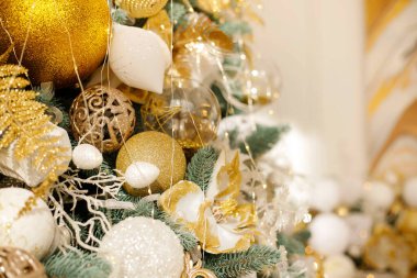 Bulanık arkaplanlı Noel ağacı süslemeleri.