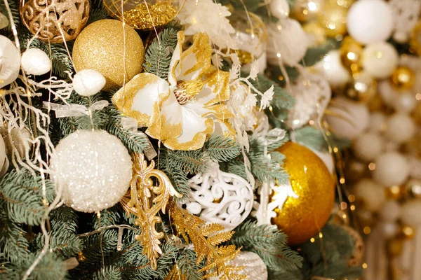 Sluiten Van Kerstboom Decoraties Met Wazig Achtergrond — Stockfoto