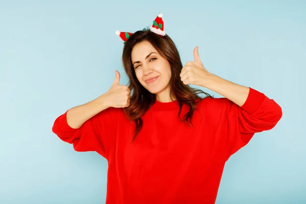 Junge Glückliche Frau Mit Lockigem Haar Nikolausmützen Steht Über Blauem — Stockfoto