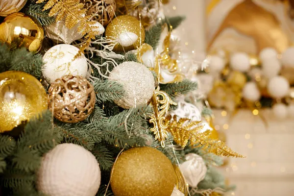 Sluiten Van Kerstboom Decoraties Met Wazig Achtergrond — Stockfoto