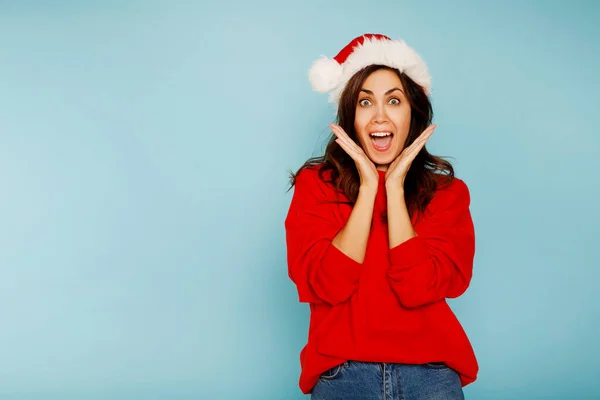 Junge Amerikanerin Mit Weihnachtlichem Roten Nikolausmütze Und Händchennahem Gesicht Schockiert — Stockfoto
