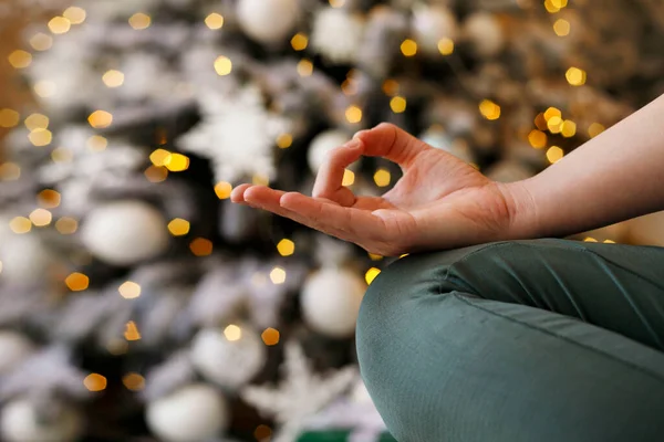 Närbild Kvinnans Hand Meditation Sitter Över Nyår Träd Bakgrund Jul Royaltyfria Stockfoton