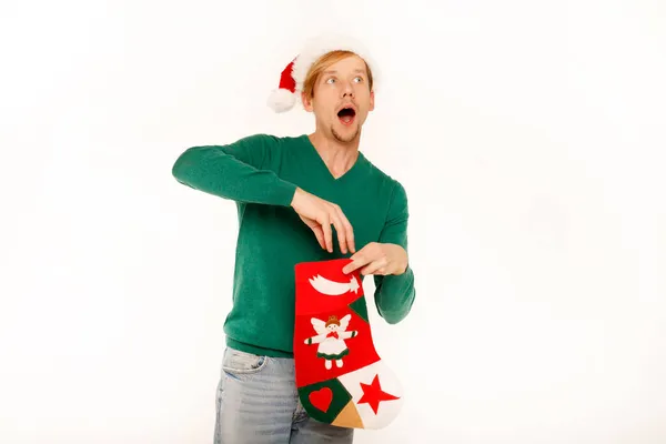 Молодий Красивий Чоловік Тримає Різдвяну Шкарпетку Червоному Капелюсі Санта Білому — стокове фото