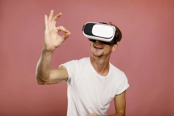Молодой Человек Носит Очки Виртуальной Реальности Показывает Руку Знак Розовом — стоковое фото